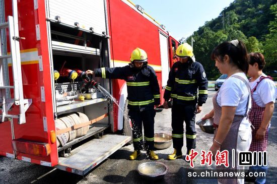 消防员开展送水服务。汶川县委宣传部供图 消防员开展送水服务。汶川县委宣传部供图