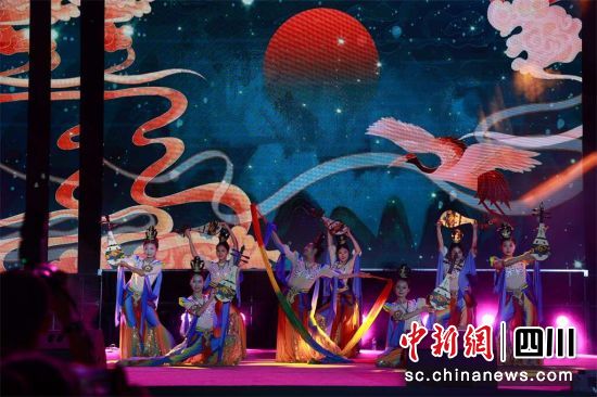 文艺节目表演。长宁县融媒体中心供图 文艺节目表演。长宁县融媒体中心供图