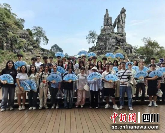 一起合影。宜宾新闻网 供图 一起合影。宜宾新闻网 供图