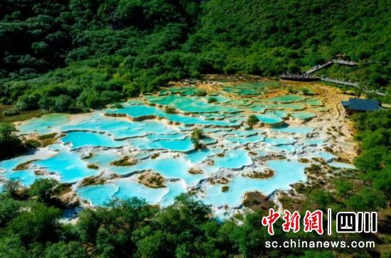 黄龙景区美景。黄龙国家级风景名胜区管理局供图 黄龙景区美景。黄龙国家级风景名胜区管理局供图