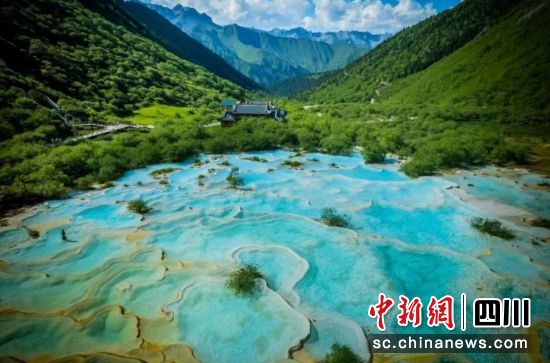 黄龙景区美景。黄龙国家级风景名胜区管理局供图 黄龙景区美景。黄龙国家级风景名胜区管理局供图