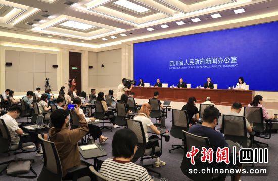 9月19日,四川成都,2024四川省文化和旅游发展大会暨第十届中国(四川)国际旅游投资大会新闻发布会。记者 王磊 摄 9月19日,四川成都,2024四川省文化和旅游发展大会暨第十届中国(四川)国际旅游投资大会新闻发布会。记者 王磊 摄