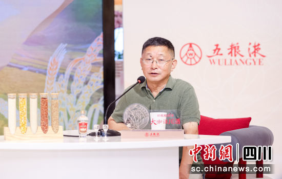 阿来讲“好粮酿好酒”。活动主办方供图 阿来讲“好粮酿好酒”。活动主办方供图