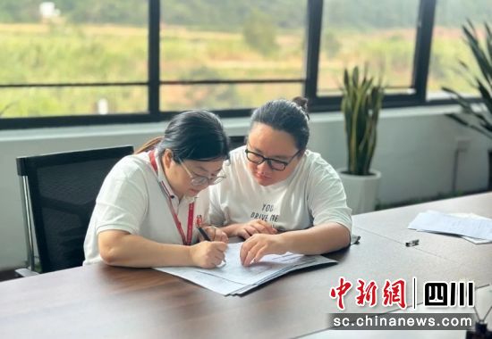 服务专员正在开展“一对一”“面对面”业务指导。吴润秋摄 服务专员正在开展“一对一”“面对面”业务指导。吴润秋摄