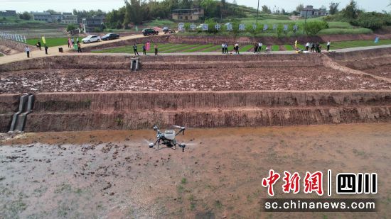 智能无人机自动化播种作业。中铁科研院 供图 智能无人机自动化播种作业。中铁科研院 供图
