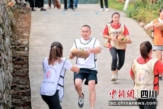 丰收节活动现场。汶川县委宣传部供图 丰收节活动现场。汶川县委宣传部供图