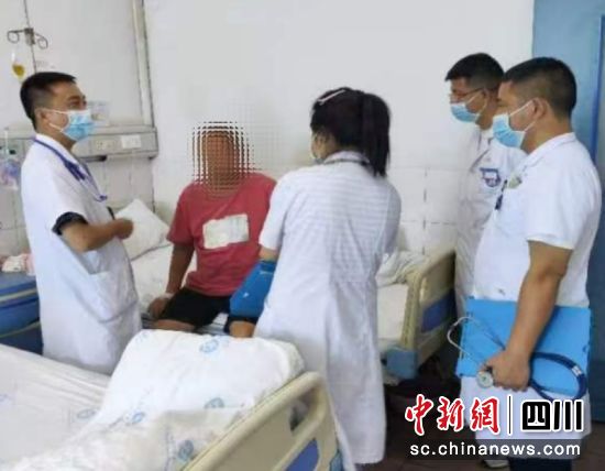 医生团队正在了解病人情况。潘攀 摄 医生团队正在了解病人情况。潘攀 摄