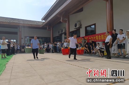 “大力士”粮食搬运赛。富顺融媒 供图 “大力士”粮食搬运赛。富顺融媒 供图