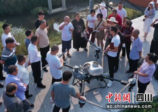 现场进行指导。伍欧 摄 现场进行指导。伍欧 摄