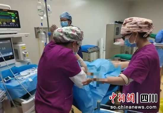 胡涛医生(右一)正专注指导进行深静脉穿刺。成都市第三人民医院 供图 胡涛医生(右一)正专注指导进行深静脉穿刺。成都市第三人民医院 供图