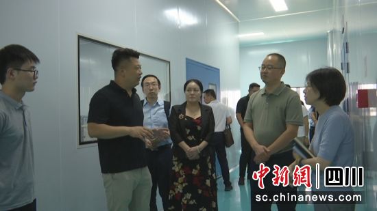 市县“组团式”上门服务为企业解决融资难题。侯佩茹 摄 市县“组团式”上门服务为企业解决融资难题。侯佩茹 摄