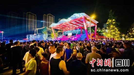 开街现场。名山区委宣传部 供图 开街现场。名山区委宣传部 供图