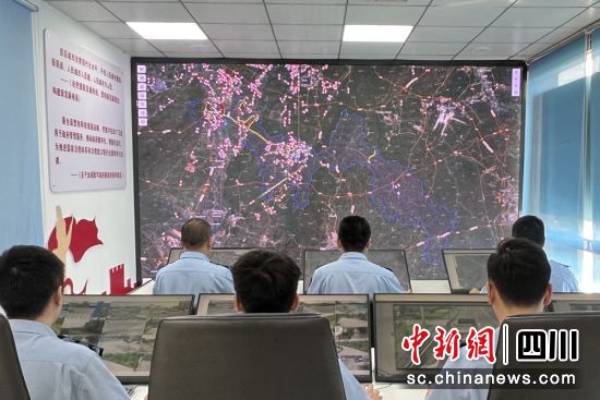 智慧城市服务平台指挥中心可对城市环卫整体情况实时监测、调度。天府新区眉山融媒供图 智慧城市服务平台指挥中心可对城市环卫整体情况实时监测、调度。天府新区眉山融媒供图