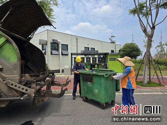 “智能派单”让环卫人员车辆不再“跑空趟”。天府新区眉山融媒供图 “智能派单”让环卫人员车辆不再“跑空趟”。天府新区眉山融媒供图