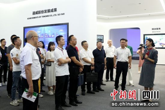 代表们走进企业了解产品质量和管理经验。成都市市场监管局供图 代表们走进企业了解产品质量和管理经验。成都市市场监管局供图