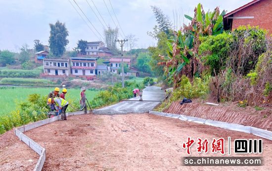 铺路现场。贡井融媒 供图 铺路现场。贡井融媒 供图