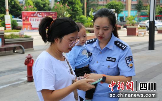 “面对面”宣传。富顺公安 供图 “面对面”宣传。富顺公安 供图