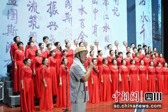 射洪坝街道合唱队伍演唱《快快打通龙泉山》。曾丽 摄 射洪坝街道合唱队伍演唱《快快打通龙泉山》。曾丽 摄