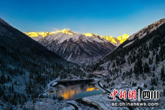 图为达古冰川景区景色。 达古冰川风景名胜区管理局供图 图为达古冰川景区景色。 达古冰川风景名胜区管理局供图
