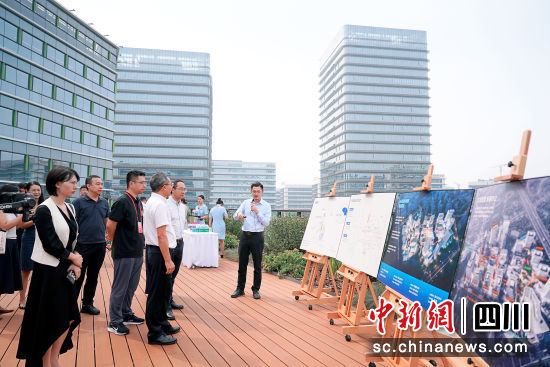 26日,亚马逊、京东等20余家中外知名企业实地考察成都高新区新川创新科技园。成都高新区 供图 26日,亚马逊、京东等20余家中外知名企业实地考察成都高新区新川创新科技园。成都高新区 供图