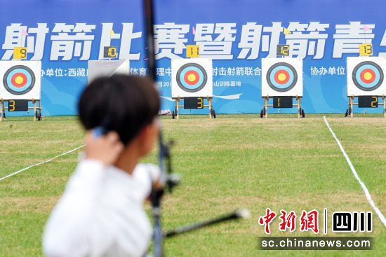 训练基地内运动员正在进行对抗赛。翁光建 摄 训练基地内运动员正在进行对抗赛。翁光建 摄