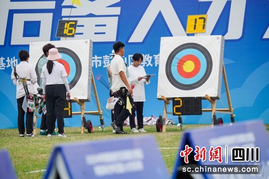 对抗赛赛场上工作人员统计选手分数。翁光建 摄 对抗赛赛场上工作人员统计选手分数。翁光建 摄