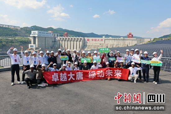 合影留念。袁玉娇 摄 合影留念。袁玉娇 摄