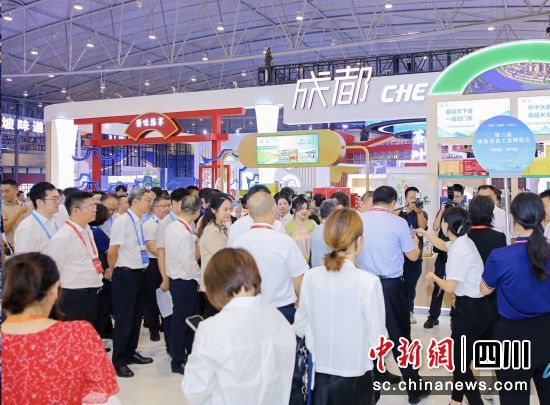 成都展区美食品类琳琅满目,观众如织。杜成 摄 成都展区美食品类琳琅满目,观众如织。杜成 摄
