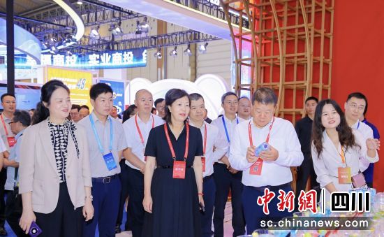 相关领导来到展区视察参观。杜成 摄 相关领导来到展区视察参观。杜成 摄