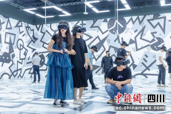 游客正在沉浸式探索体验。吴平华 摄 游客正在沉浸式探索体验。吴平华 摄