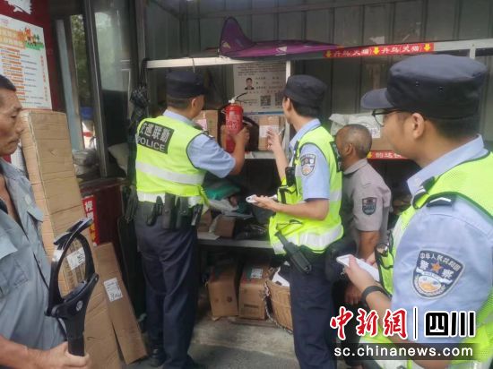 安全检查。 绵阳市公安局特巡警支队巡逻八大队供图 安全检查。 绵阳市公安局特巡警支队巡逻八大队供图