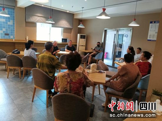 居民们在一起商议小区自治事宜。张静 摄 居民们在一起商议小区自治事宜。张静 摄