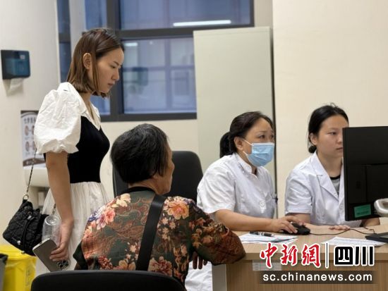 医生正在服务。刘倩 摄 医生正在服务。刘倩 摄