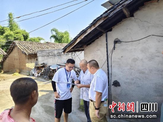 工作人员正在开展住房安全情况鉴定工作。 罗江区住房和城乡建设局供图 工作人员正在开展住房安全情况鉴定工作。 罗江区住房和城乡建设局供图