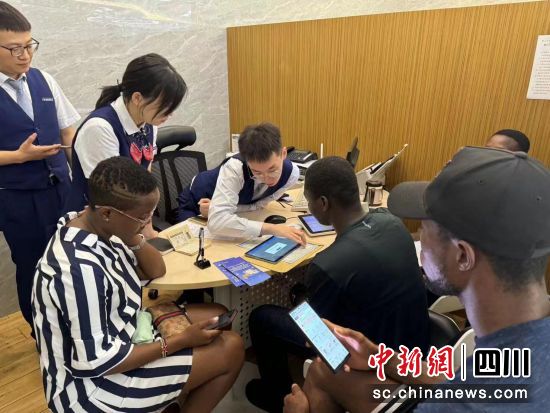 交行成华支行为外籍人士办理开户并进行移动支付指导。交通银行四川省分行供图 交行成华支行为外籍人士办理开户并进行移动支付指导。交通银行四川省分行供图
