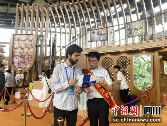 交行泸州分行在地标产品博览会开展便利化支付服务宣传。交通银行四川省分行供图 交行泸州分行在地标产品博览会开展便利化支付服务宣传。交通银行四川省分行供图