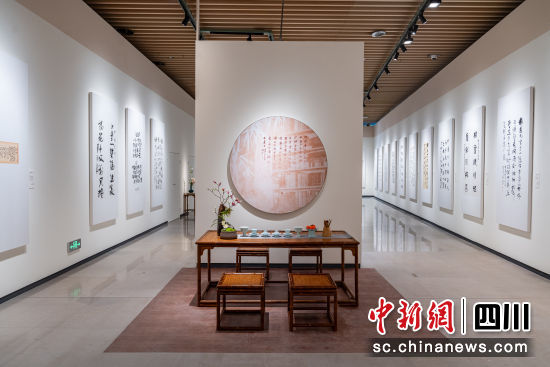 图为“书怀无量——全国著名书家书谢无量诗书法展”展厅。 成都博物馆 供图 图为“书怀无量——全国著名书家书谢无量诗书法展”展厅。 成都博物馆 供图