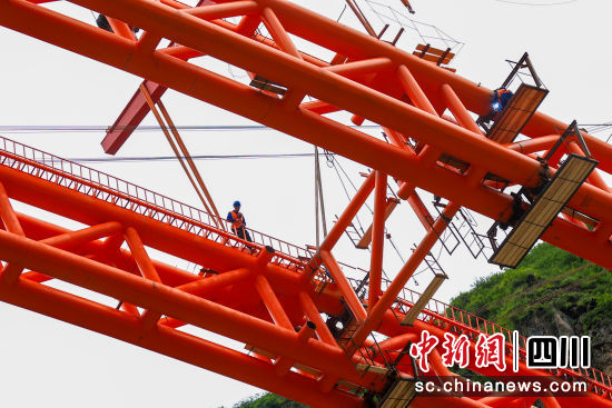 孟底沟水电站建设者在距离水面35米的高空开展焊接作业。王建 摄 孟底沟水电站建设者在距离水面35米的高空开展焊接作业。王建 摄