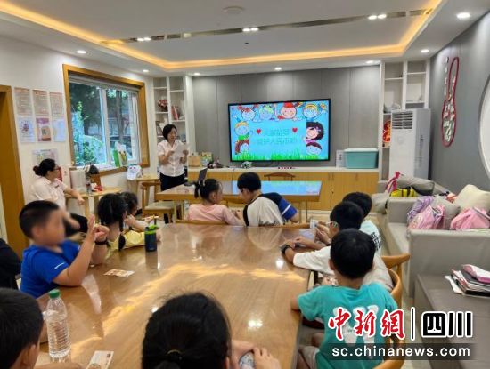 反假货币小课堂现场。华夏银行成都分行 供图 反假货币小课堂现场。华夏银行成都分行 供图