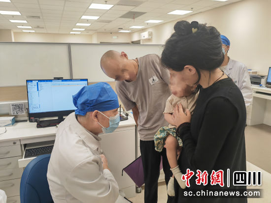 成都京东方医院医生为唇腭裂患者义诊。成都京东方医院供图 成都京东方医院医生为唇腭裂患者义诊。成都京东方医院供图