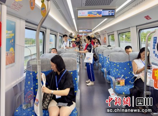 车厢内乘客。卢凌嘉 摄 车厢内乘客。卢凌嘉 摄