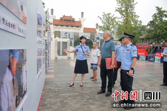 摄影展活动现场。 德阳市公安局供图 摄影展活动现场。 德阳市公安局供图