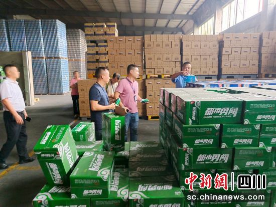 执法人员现场查获“都市勇闯”成品啤酒上千件。成都市市场监管局供图 执法人员现场查获“都市勇闯”成品啤酒上千件。成都市市场监管局供图