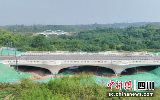 两座竣工的景观桥梁。孙丹 摄 两座竣工的景观桥梁。孙丹 摄