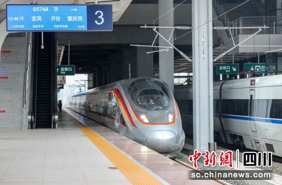 9月29日, G5768复兴号驶出渝昆高铁四川省宜宾站开往重庆西站。 庄歌尔 摄 9月29日, G5768复兴号驶出渝昆高铁四川省宜宾站开往重庆西站。 庄歌尔 摄