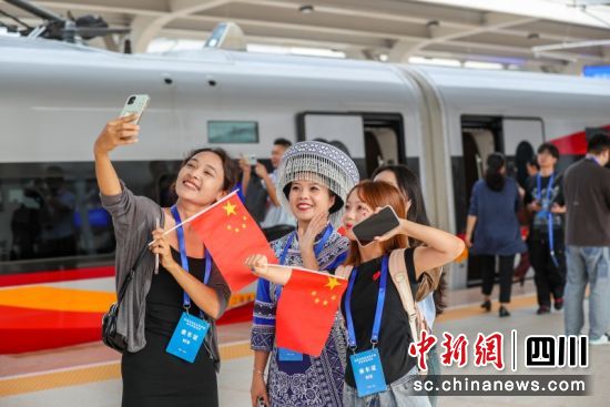 在渝昆高铁四川省宜宾站,前往重庆西站的旅客在站台上留影。 庄歌尔 摄 在渝昆高铁四川省宜宾站,前往重庆西站的旅客在站台上留影。 庄歌尔 摄
