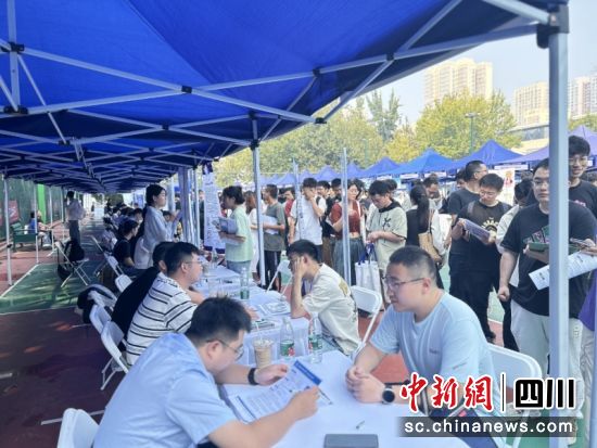 同学们争相投简历。张静 摄 同学们争相投简历。张静 摄