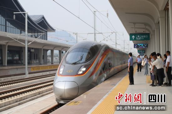正在等待上车。南溪区委宣传部 供图 正在等待上车。南溪区委宣传部 供图