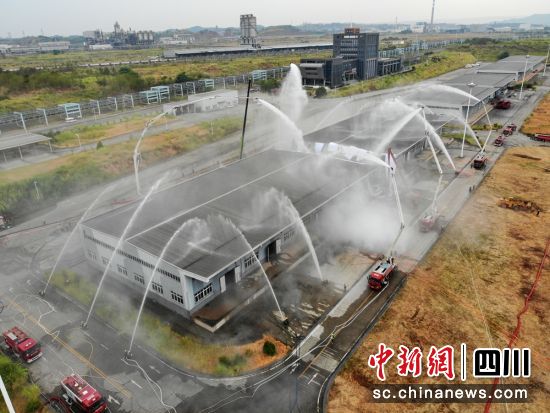 川东片区开展大跨度大空间厂房灭火救援实战演练现场。四川消防供图 川东片区开展大跨度大空间厂房灭火救援实战演练现场。四川消防供图