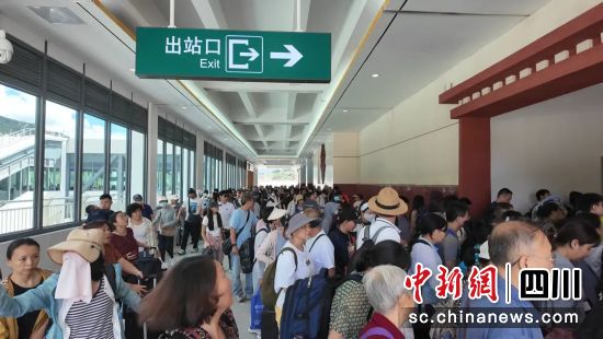 游客抵达黄龙九寨站。松潘县委宣传部供图 游客抵达黄龙九寨站。松潘县委宣传部供图
